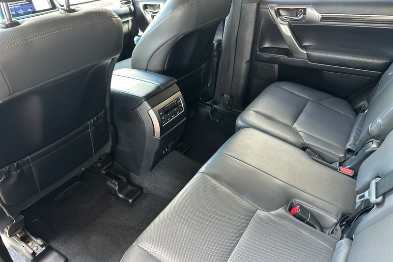 Lexus GX Vehicle Full-screen Gallery Image 14