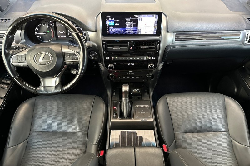 Lexus GX Vehicle Full-screen Gallery Image 15