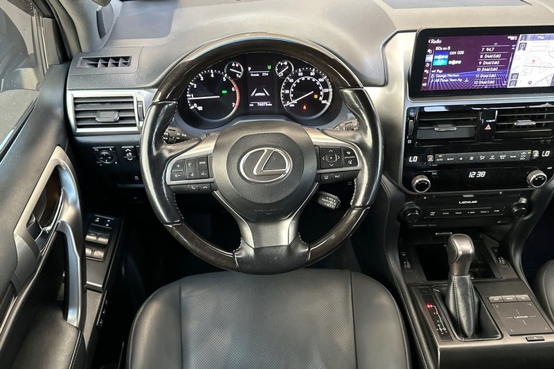 Lexus GX Vehicle Full-screen Gallery Image 16