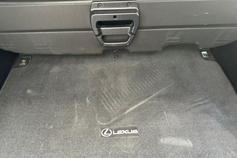 Lexus GX Vehicle Full-screen Gallery Image 17