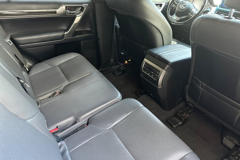 Lexus GX Vehicle Full-screen Gallery Image 18