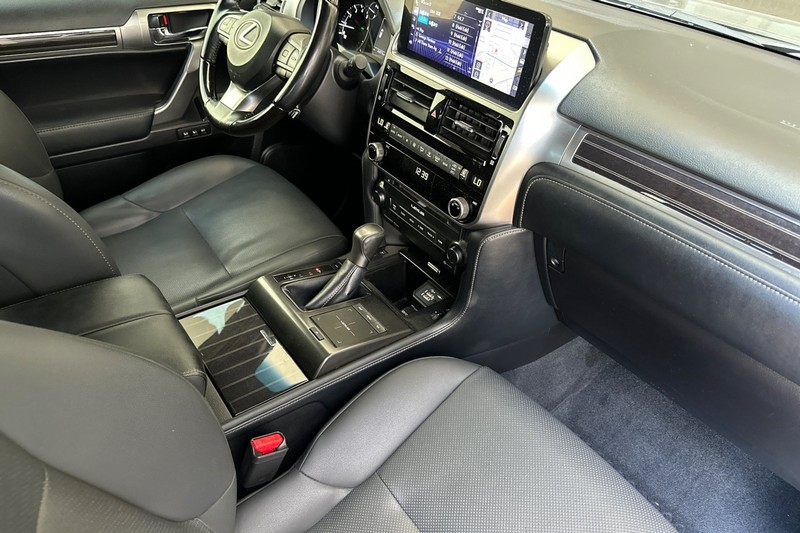 Lexus GX Vehicle Full-screen Gallery Image 19