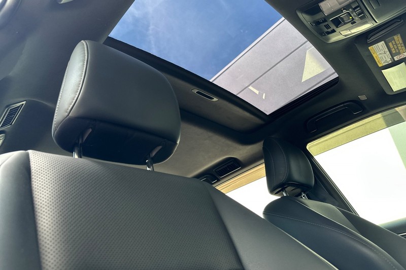 Lexus GX Vehicle Full-screen Gallery Image 20