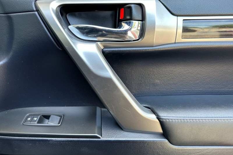 Lexus GX Vehicle Full-screen Gallery Image 21