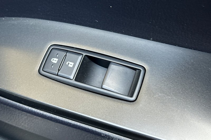 Lexus GX Vehicle Full-screen Gallery Image 22