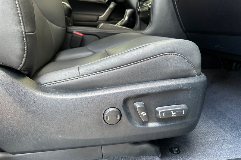 Lexus GX Vehicle Full-screen Gallery Image 23