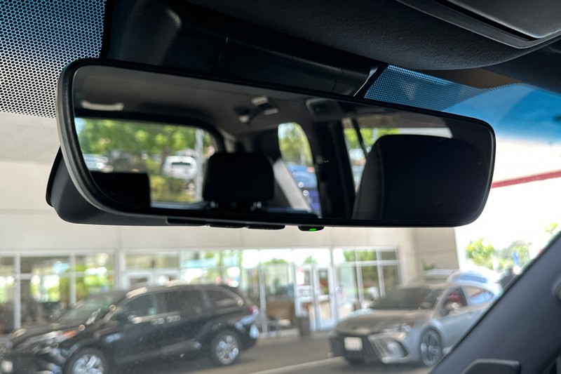 Lexus GX Vehicle Full-screen Gallery Image 25
