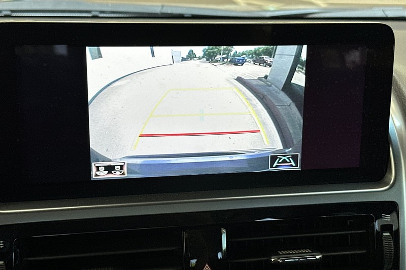 Lexus GX Vehicle Full-screen Gallery Image 27