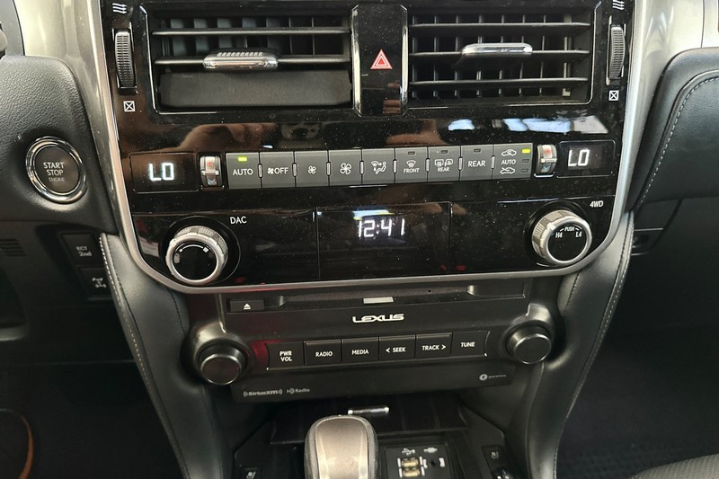 Lexus GX Vehicle Full-screen Gallery Image 28