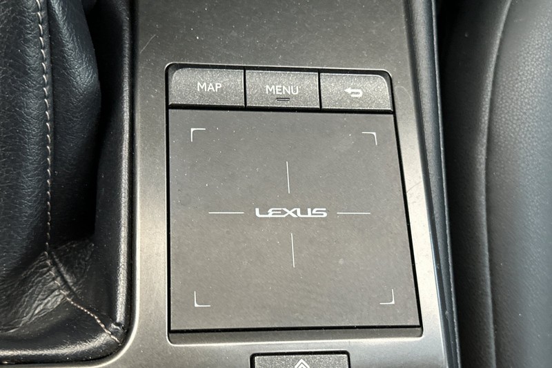 Lexus GX Vehicle Full-screen Gallery Image 29