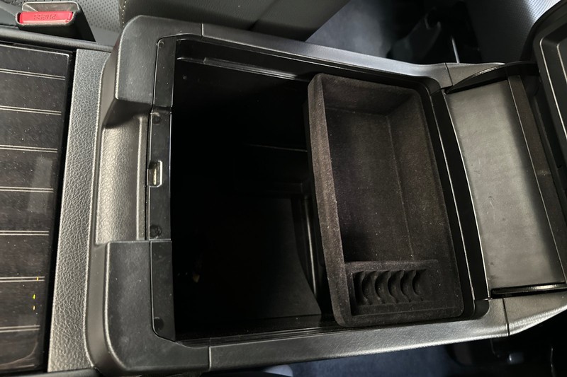 Lexus GX Vehicle Full-screen Gallery Image 30