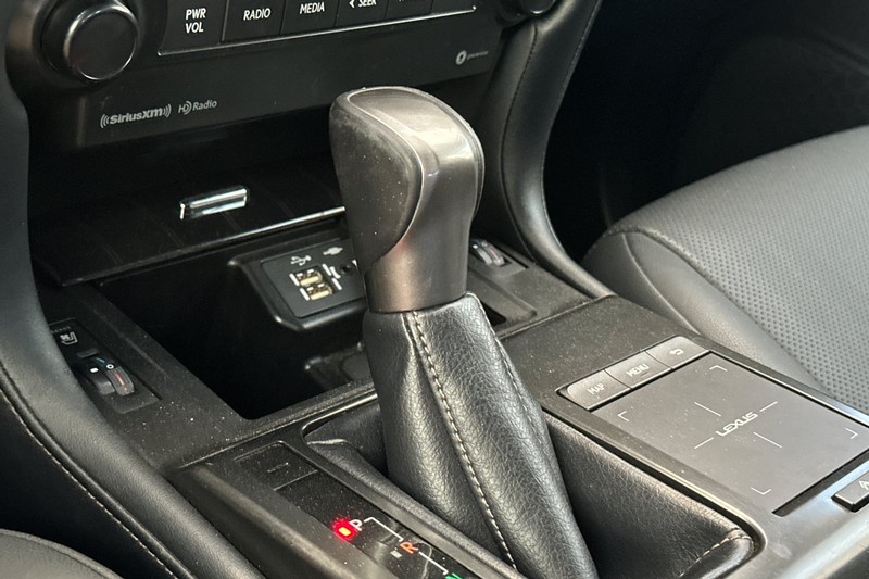 Lexus GX Vehicle Full-screen Gallery Image 31