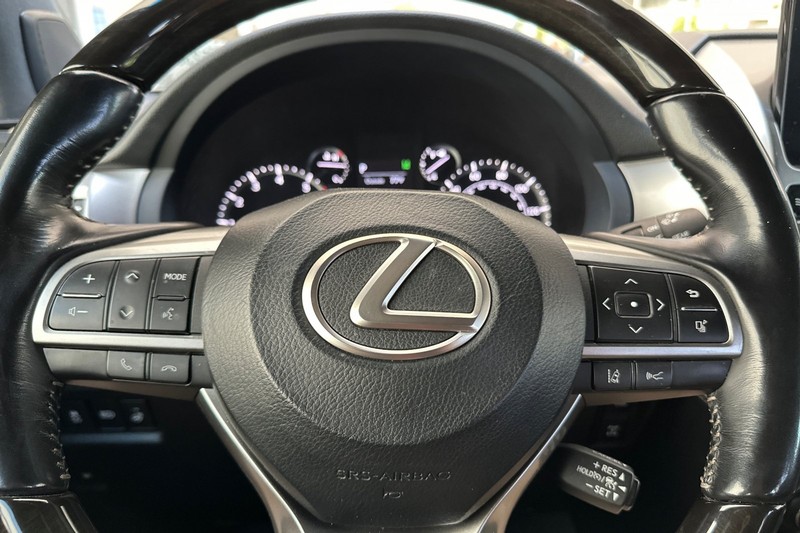 Lexus GX Vehicle Full-screen Gallery Image 33