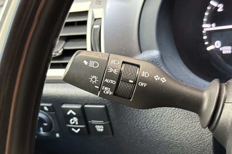Lexus GX Vehicle Full-screen Gallery Image 35