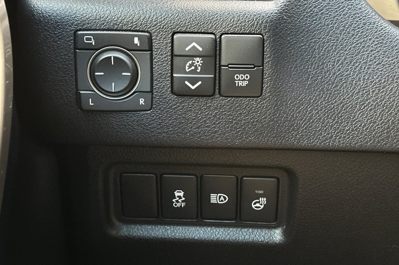 Lexus GX Vehicle Full-screen Gallery Image 39