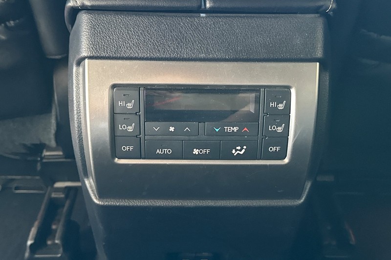 Lexus GX Vehicle Full-screen Gallery Image 40