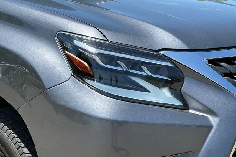 Lexus GX Vehicle Full-screen Gallery Image 43