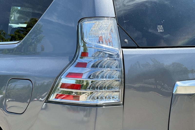 Lexus GX Vehicle Full-screen Gallery Image 45