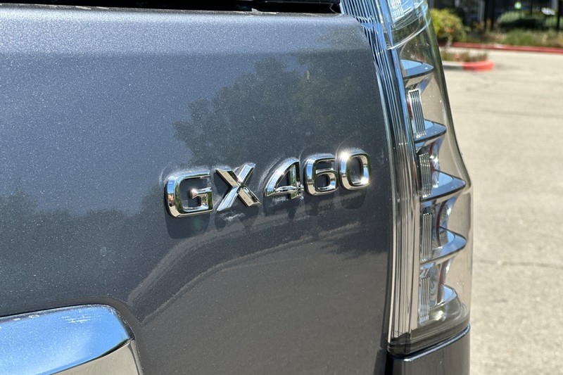 Lexus GX Vehicle Full-screen Gallery Image 48
