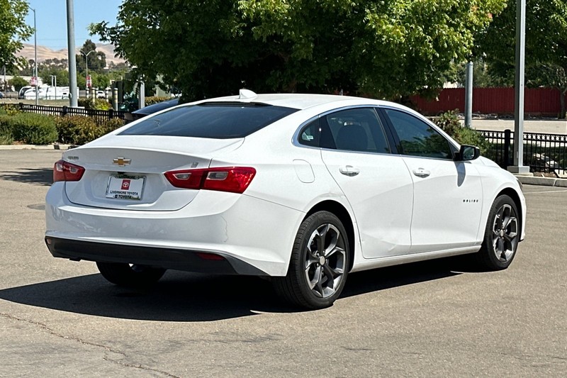 Chevrolet Malibu Vehicle Full-screen Gallery Image 04