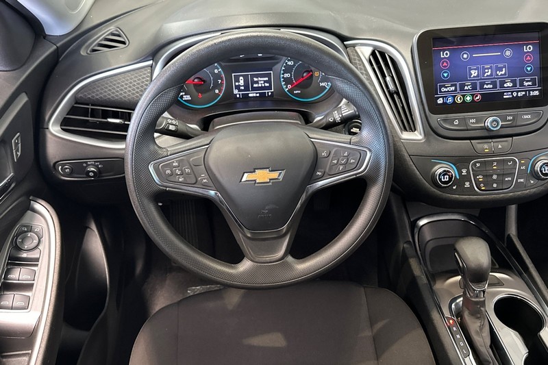 Chevrolet Malibu Vehicle Full-screen Gallery Image 16