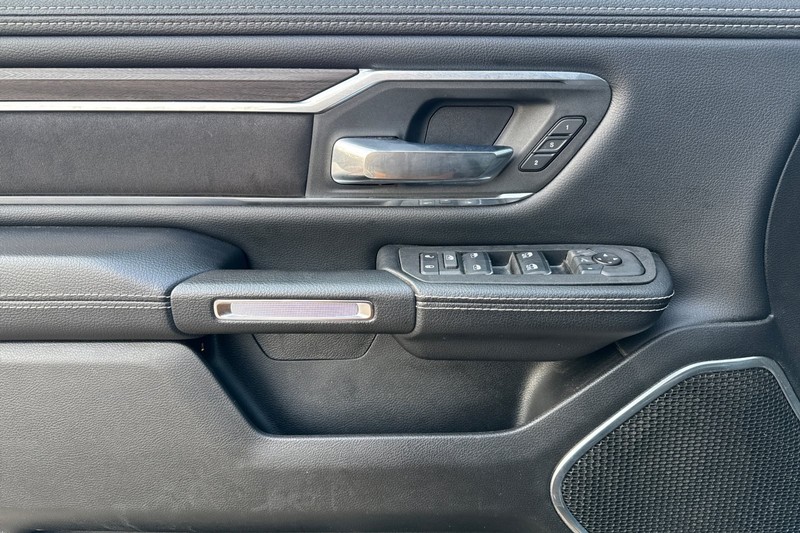 Ram 1500 Vehicle Full-screen Gallery Image 11