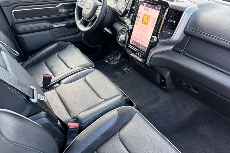 Ram 1500 Vehicle Full-screen Gallery Image 18