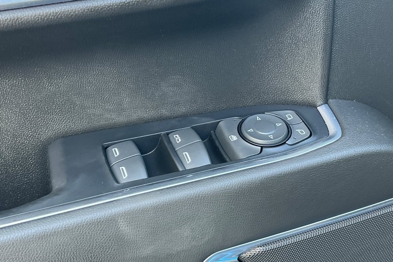 GMC Sierra 1500 Vehicle Full-screen Gallery Image 12