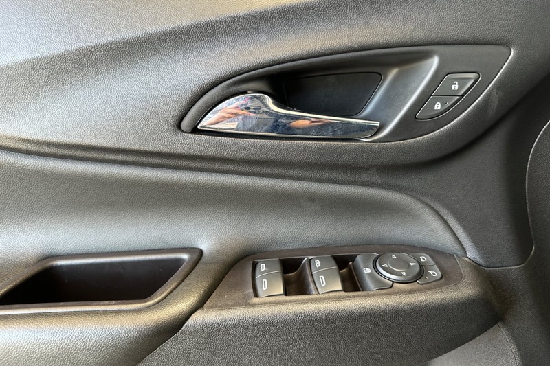 Chevrolet Equinox Vehicle Full-screen Gallery Image 11
