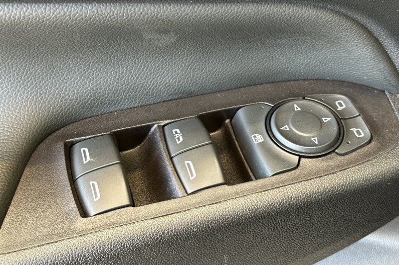 Chevrolet Equinox Vehicle Full-screen Gallery Image 12