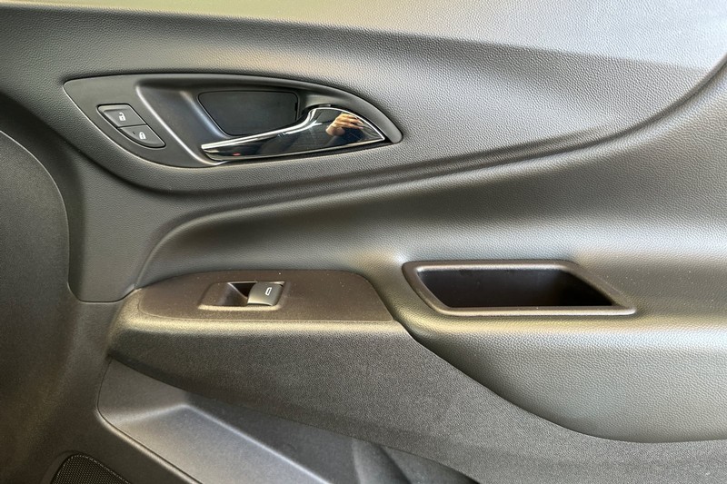 Chevrolet Equinox Vehicle Full-screen Gallery Image 21
