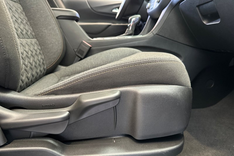 Chevrolet Equinox Vehicle Full-screen Gallery Image 23