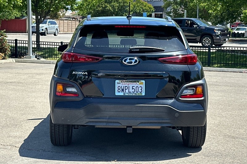 Hyundai Kona Vehicle Full-screen Gallery Image 05