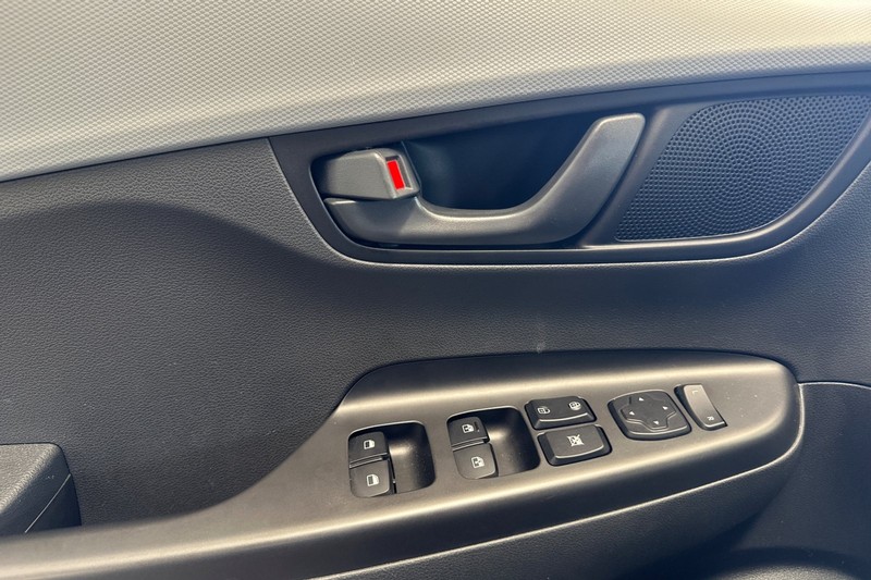 Hyundai Kona Vehicle Full-screen Gallery Image 11