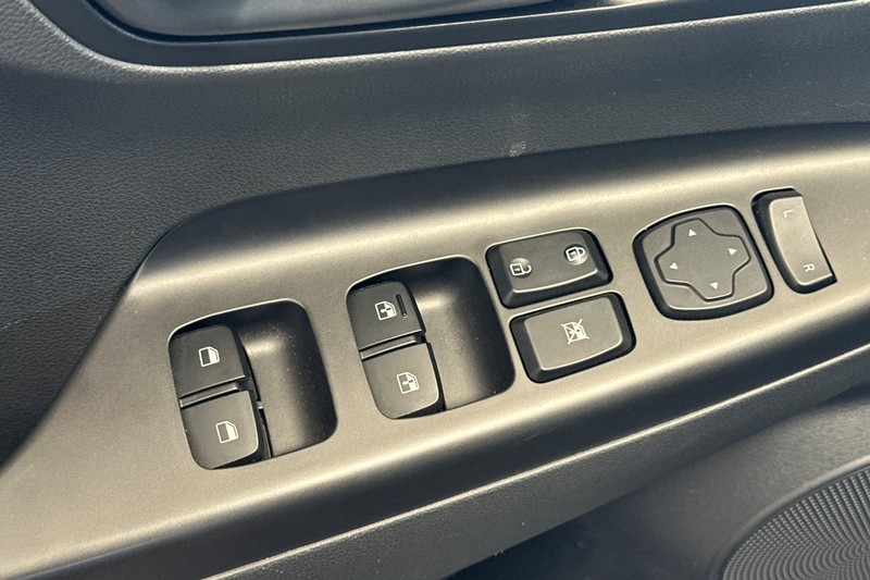 Hyundai Kona Vehicle Full-screen Gallery Image 12