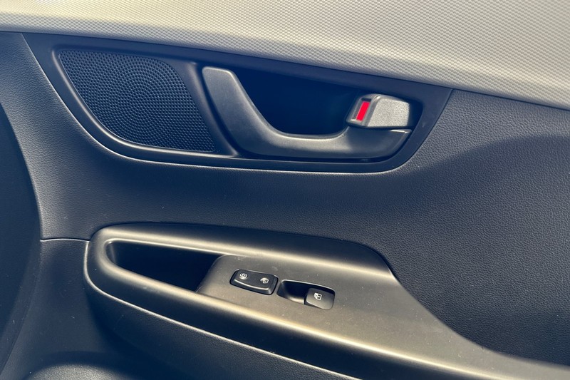 Hyundai Kona Vehicle Full-screen Gallery Image 21
