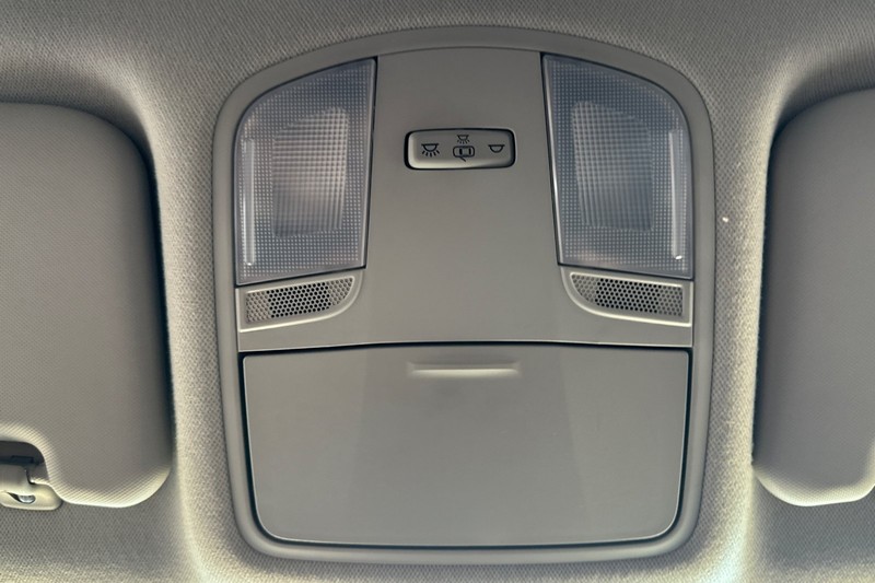 Hyundai Kona Vehicle Full-screen Gallery Image 24