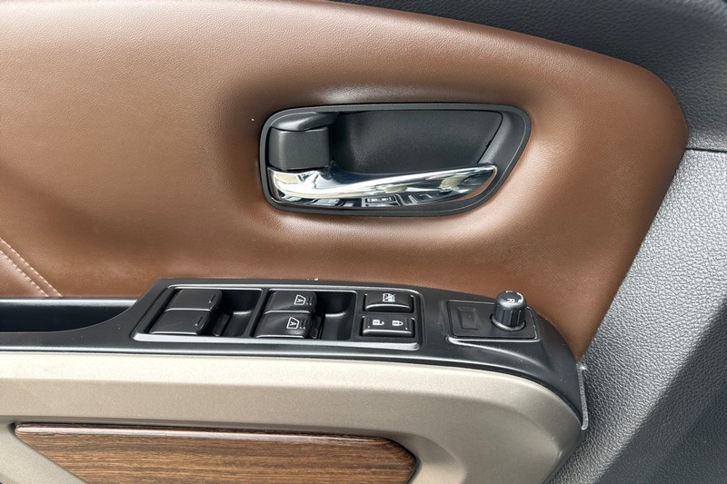 Nissan Titan XD Vehicle Full-screen Gallery Image 11