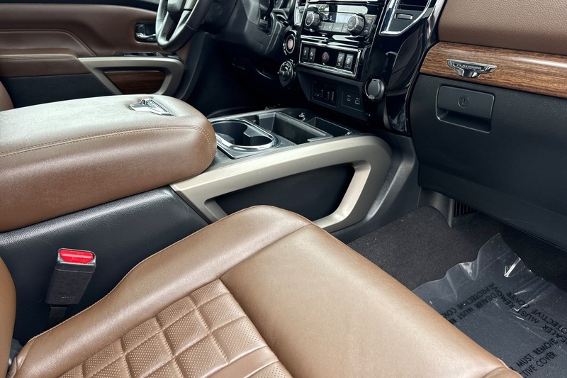 Nissan Titan XD Vehicle Full-screen Gallery Image 18