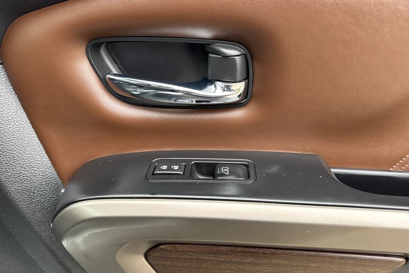 Nissan Titan XD Vehicle Full-screen Gallery Image 20