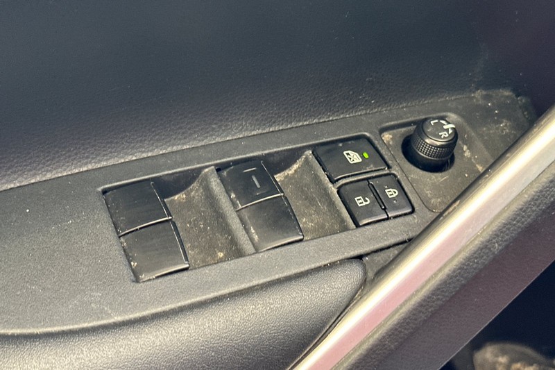 Toyota Corolla Cross Vehicle Full-screen Gallery Image 12