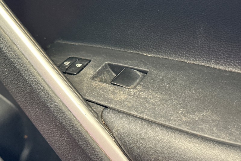 Toyota Corolla Cross Vehicle Full-screen Gallery Image 22