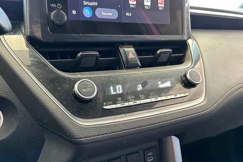 Toyota Corolla Cross Vehicle Full-screen Gallery Image 28