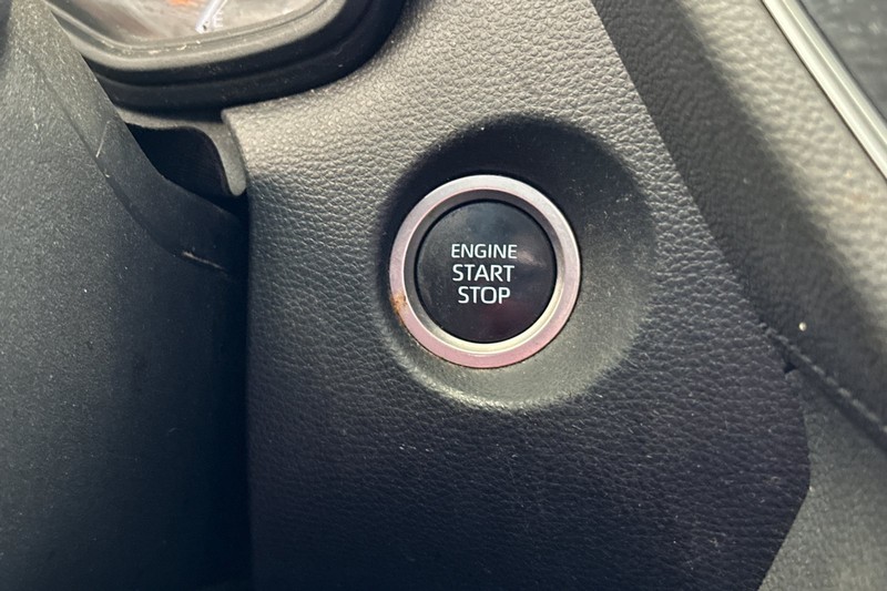 Toyota Corolla Cross Vehicle Full-screen Gallery Image 32