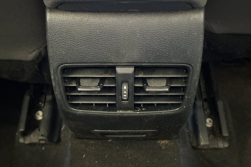Toyota Corolla Cross Vehicle Full-screen Gallery Image 41