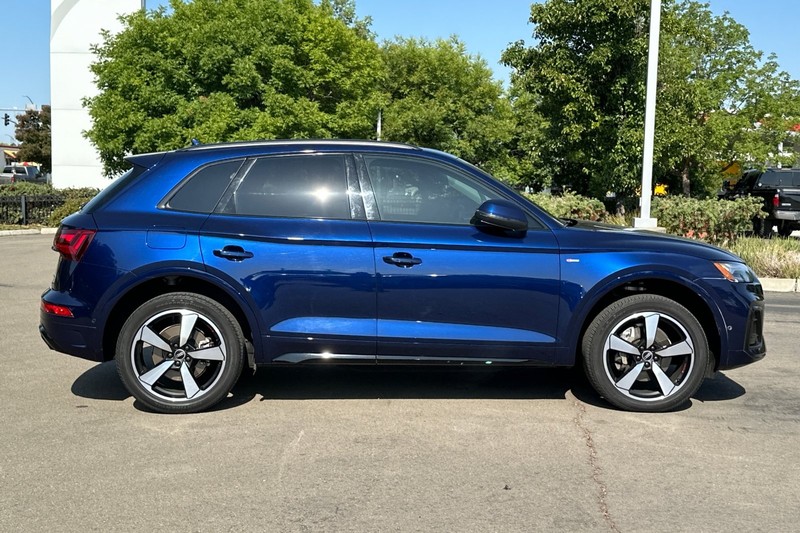Audi Q5 Vehicle Full-screen Gallery Image 03
