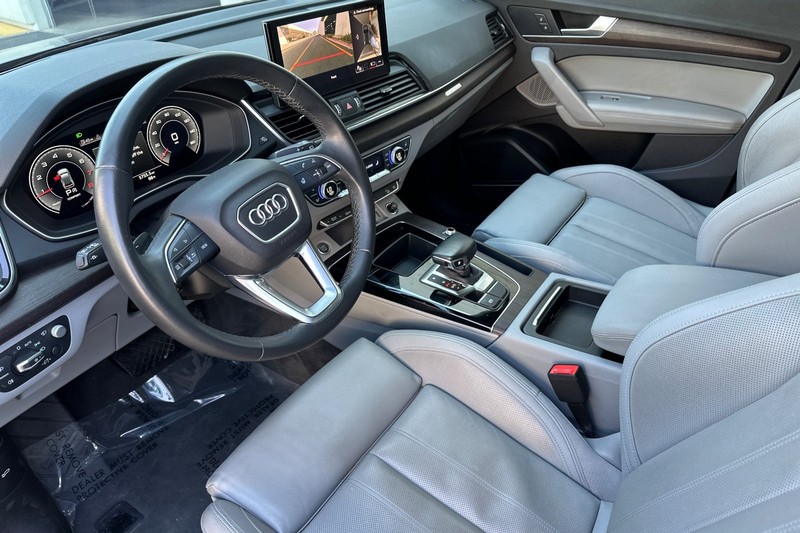 Audi Q5 Vehicle Full-screen Gallery Image 10