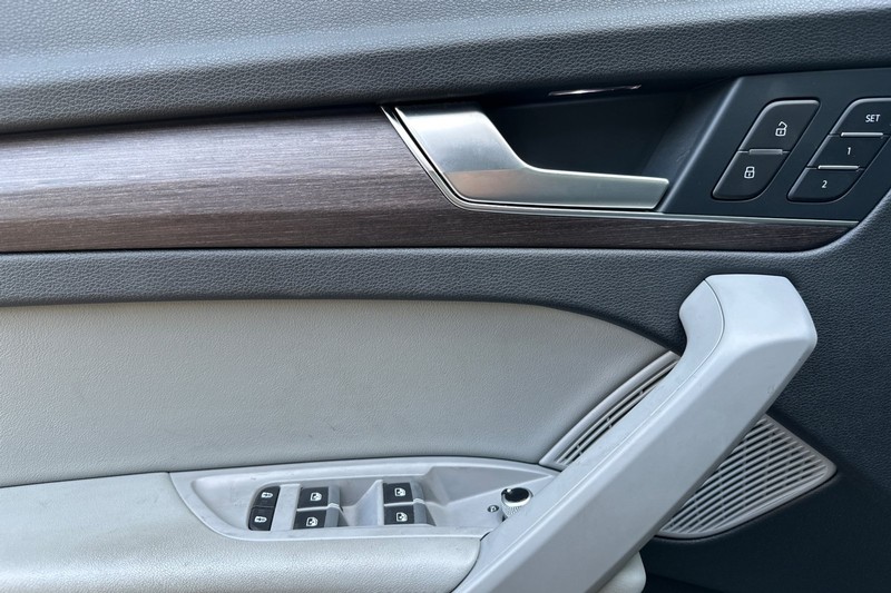 Audi Q5 Vehicle Full-screen Gallery Image 11