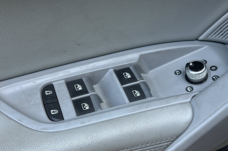 Audi Q5 Vehicle Full-screen Gallery Image 12