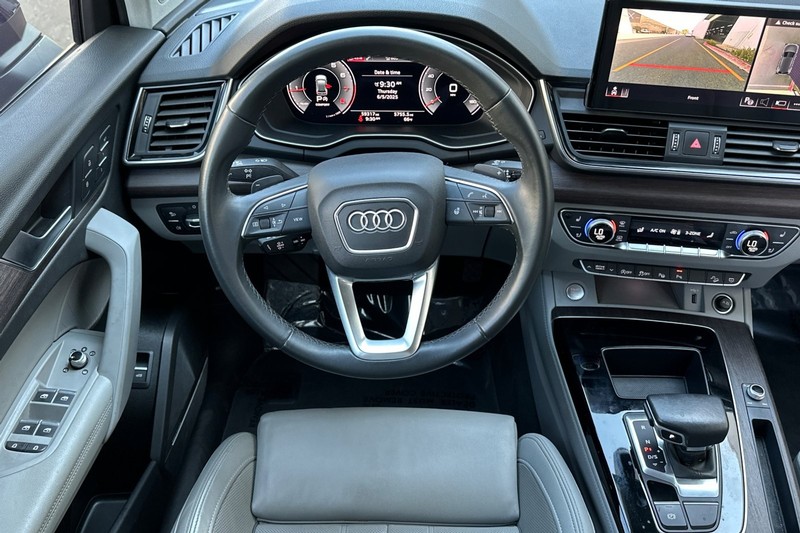 Audi Q5 Vehicle Full-screen Gallery Image 16